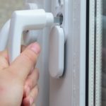 Какие поломки, дефекты и неисправности могут потребовать ремонт пластиковых окон?