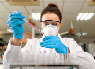 В крупнейшей лаборатории Англии произошл вспышка COVID — 19