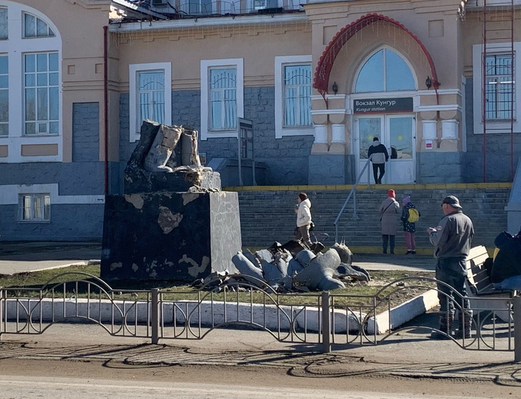 В пермском городе рухнул памятник Ленину. Фото