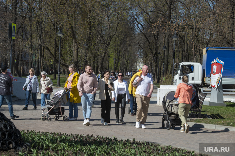 Туры с замороженными тараканами, спектакли и погружение в реку